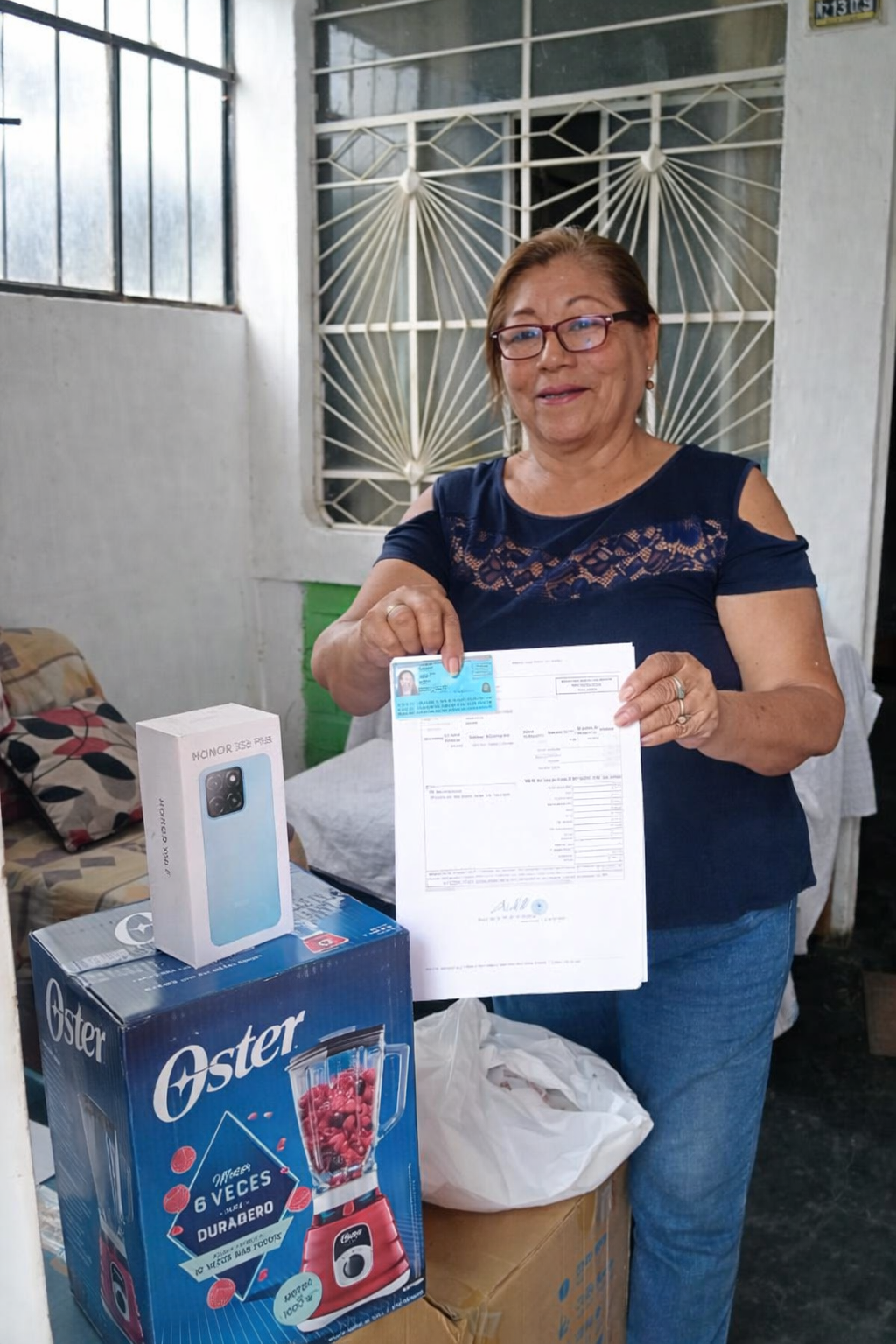 Ama de casa con televisor nuevo gracias a Fácil Perú