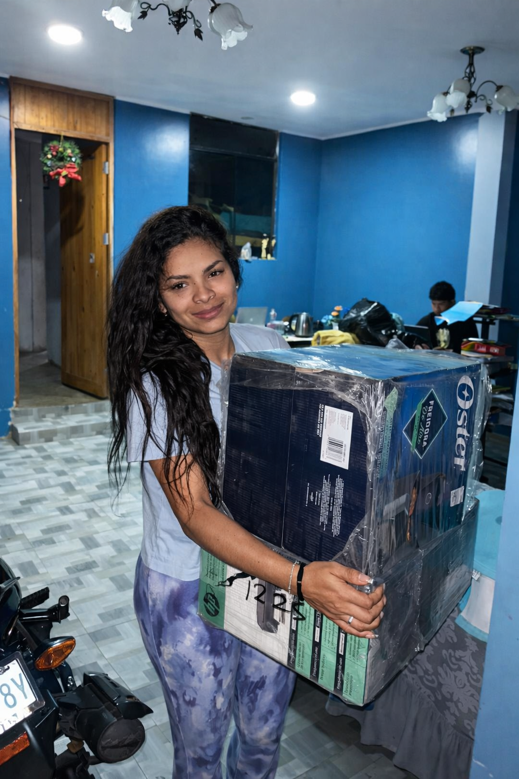 Familia feliz equipando su casa a crédito en Chincha